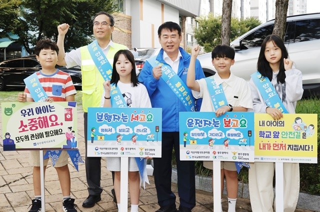 이정선 광주시교육감이 26일 고실초등학교에서 진행한 어린이 유괴 예방·교통안전 캠페인에서 참가자와 학생들과 함께 기념사진을 촬영하고 있다. / 광주시교육청 제공