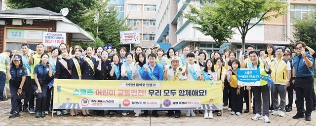 이정선 광주시교육감이 26일 고실초등학교에서 진행한 어린이 유괴 예방·교통안전 캠페인을 마친 후 참가자들과 함께 기념사진을 촬영하고 있다. / 광주시교육청 제공