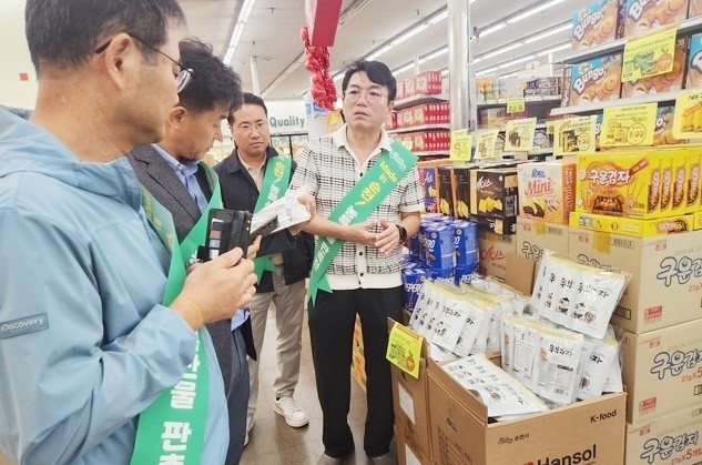 순천시 농특산물 수출업체 관계자들이 미국 LA 시온마켓 판촉 행사장에서 농가공식품을 적극 홍보하고 있다.