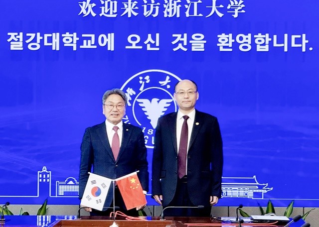 강기정 광주광역시장이 25일(현지시간) 오후 중국의 대표적 인공지능(AI) 기술인재 육성 대학인 저장대를 방문해 마옌밍 총장과 AI 인재육성 등 협력 방안을 논의한 뒤 기념촬영을 하고 있다./광주광역시 제공