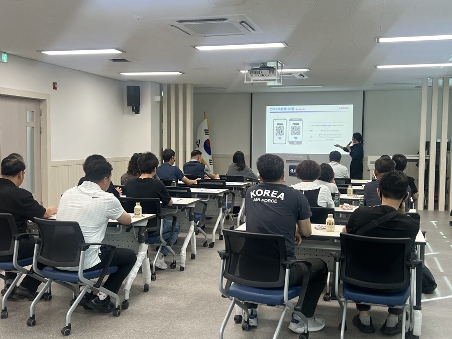 지난 26일 경산시보건소 치매안심센터에서 지역 내 소독업 영업자 대상으로 전자소독증명시스템 교육을 진행하고 있다. / 경산시 제공