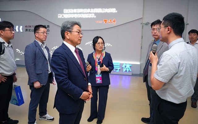 강기정 광주광역시장이 25일(현지시간) 오후 중국 항저우 인공지능컴퓨팅센터를 방문해 센터 관계자로부터 내부 시설을 소개 받고 있다./광주광역시 제공
