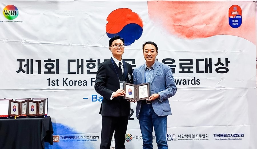 영진전문대 호텔항공관광과 이재훈 교수가 지난 27일 ‘한국 바텐더 대상 1호’를 수상하고 기념촬영을 하고 있다. / 영진전문대 제공
