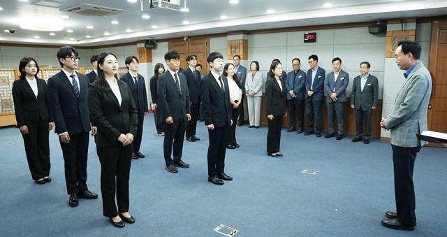 신규 공무원 11명이 윤병태 나주시장의 인사 말을 경청하고 있다.
