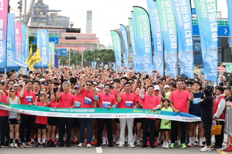 포항시는 28일 송도해수욕장에서 ‘2025 포항 이차전지 전국 마라톤대회’를 개최했다./포항시