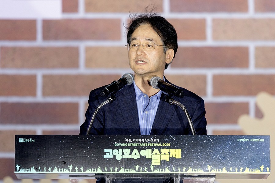 이동환 고양특례시장이 2025 고양호수예술축제 개막식에서 인사말을 하고 있다