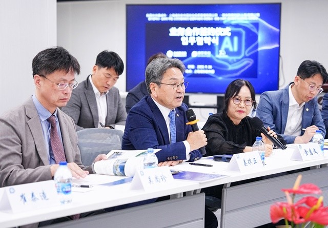 강기정 광주광역시장이 지난 26일(현지시간) 중국 상하이 푸동 소프트웨어파크 창업투자관리 유한회사-링양스마트테크와 AI산업 생태계 조성과 글로벌 협력체계 구축을 위한 업무협약을 체결에 앞서 인사말을 하고 있다./광주광역시 제공