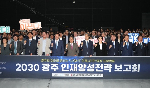 강기정 광주광역시장이 지난 6월11일 광주실감콘텐츠큐브(GCC) VX스튜디오에서 열린 ‘2030 광주 인재양성전략 보고회’에 참석해 81만명의 인재양성을 통한 광주발전을 다짐하는 공동결의서에 서명을 한 뒤 기념촬영을 하고 있다. /광주광역시 제공
