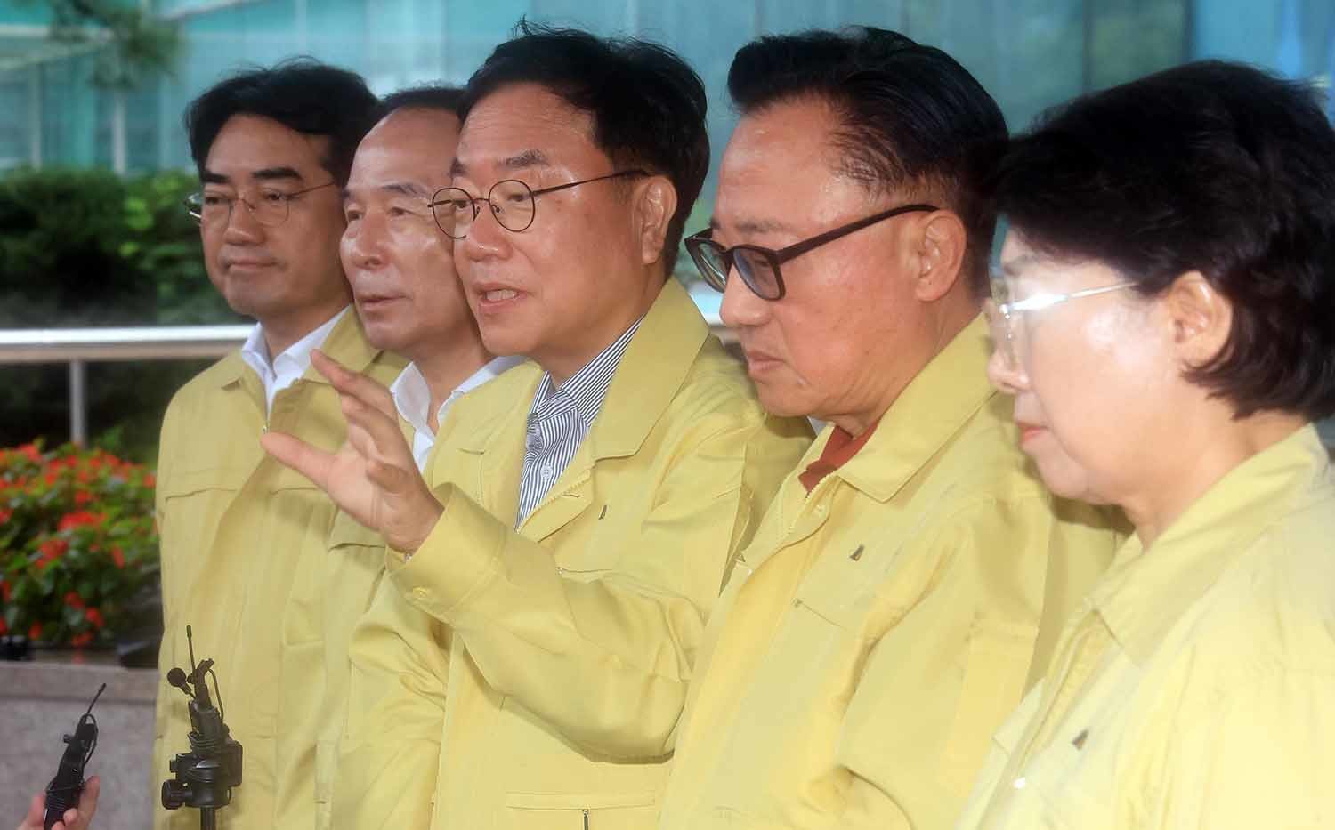 국회 행정안전위원회 야당 간사인 서범수 국민의힘 의원이 28일 오전 대전 유성구 국가정보자원관리원 화재 현장을 방문해 피해 상황 등을 살핀 뒤 취재진 질문에 답하고 있다. / 뉴스1