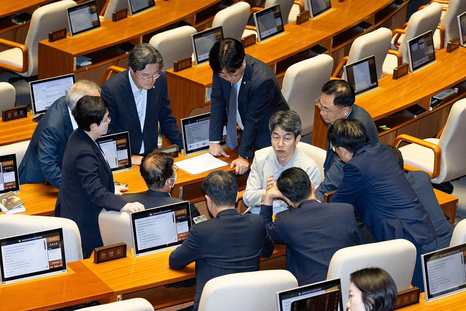 윤건영 국회 행정안전위원회 더불어민주당 간사를 비롯한 여당 위원들이 27일 서울 여의도 국회에서 열린 제429회 국회(정기회) 제9차 본회의에서 국가정보자원관리원 화재 관련 논의를 하고 있다. / 뉴스1