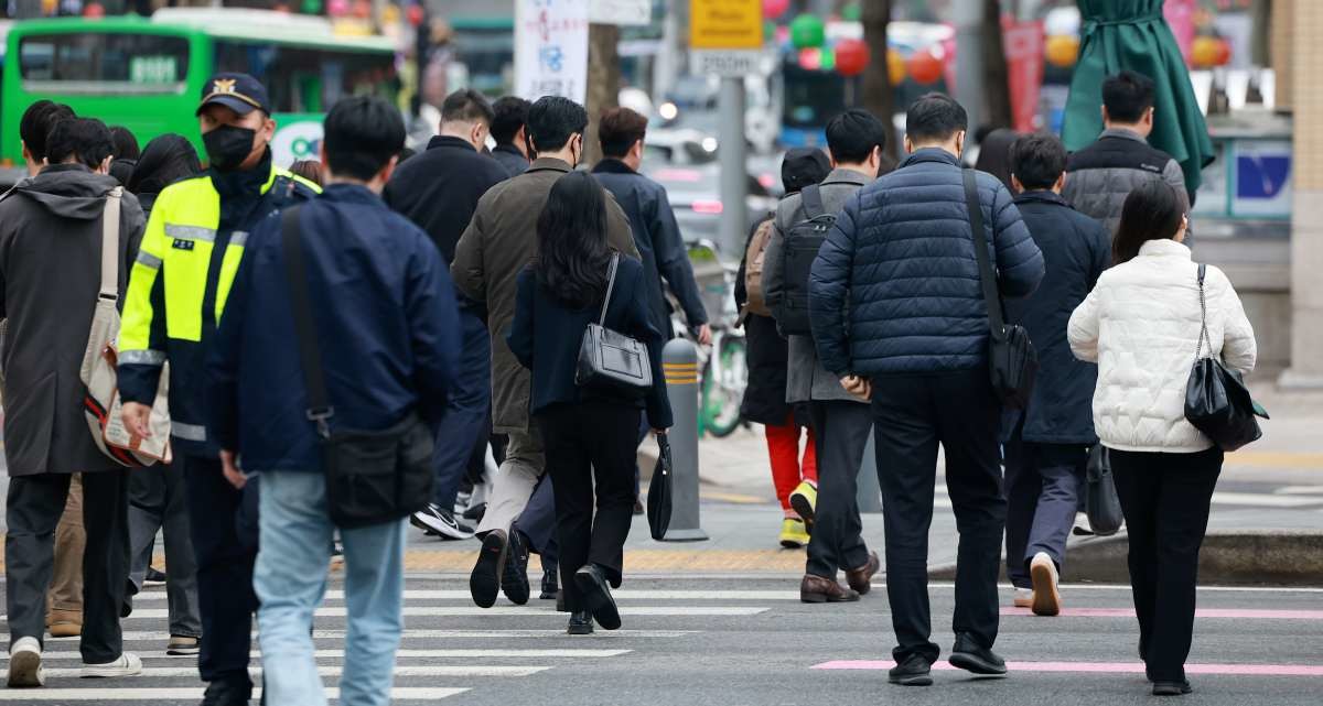 서울 종로구 광화문 네거리에서 직장인들이 출근길을 서두르고 있다. / 뉴스1