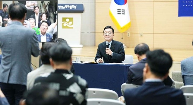 강위원 전라남도 경제부지사가 27일 도청 왕인실에서 전남 경제 타운홀 미팅 ‘바란’을 주재하며, 전남 미래에 대한 제안을 청취하고 있다.