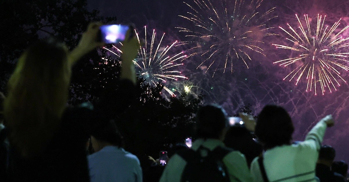 지난 27일 서울 여의도 한강공원 일대에서 열린 '2025 서울세계불꽃축제'에서 시민들이 화려한 불꽃쇼를 보고 있다. / 뉴스1