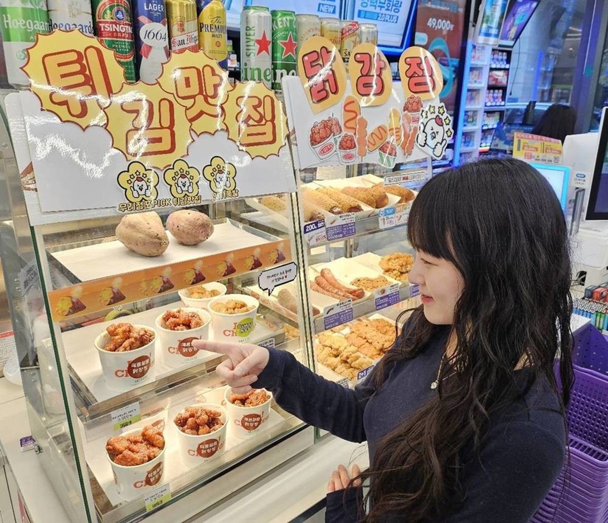 CU '컵 닭강정 50억원 넘게 팔려…가성비 치킨 인기' / CU 제공, 연합뉴스