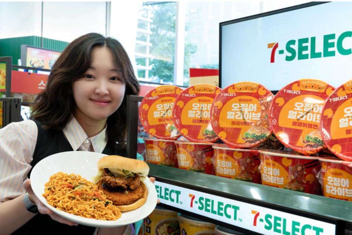 세븐일레븐이 오징어얼라이브 매콤볶음면을 출시한다. / 세븐일레븐 제공