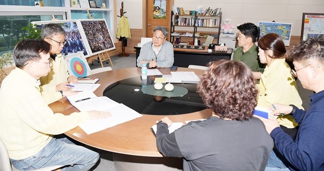 강기정 광주광역시장이 28일 오후 시청 시장실에서 국가정보자원관리원 대전센터 화재에 따른 우리시 행정정보시스템 피해 상황보고를 받은 후 청사내 데이터센터와 UPS 밧데리 현장을 확인하고 있다. /광주광역시 제공