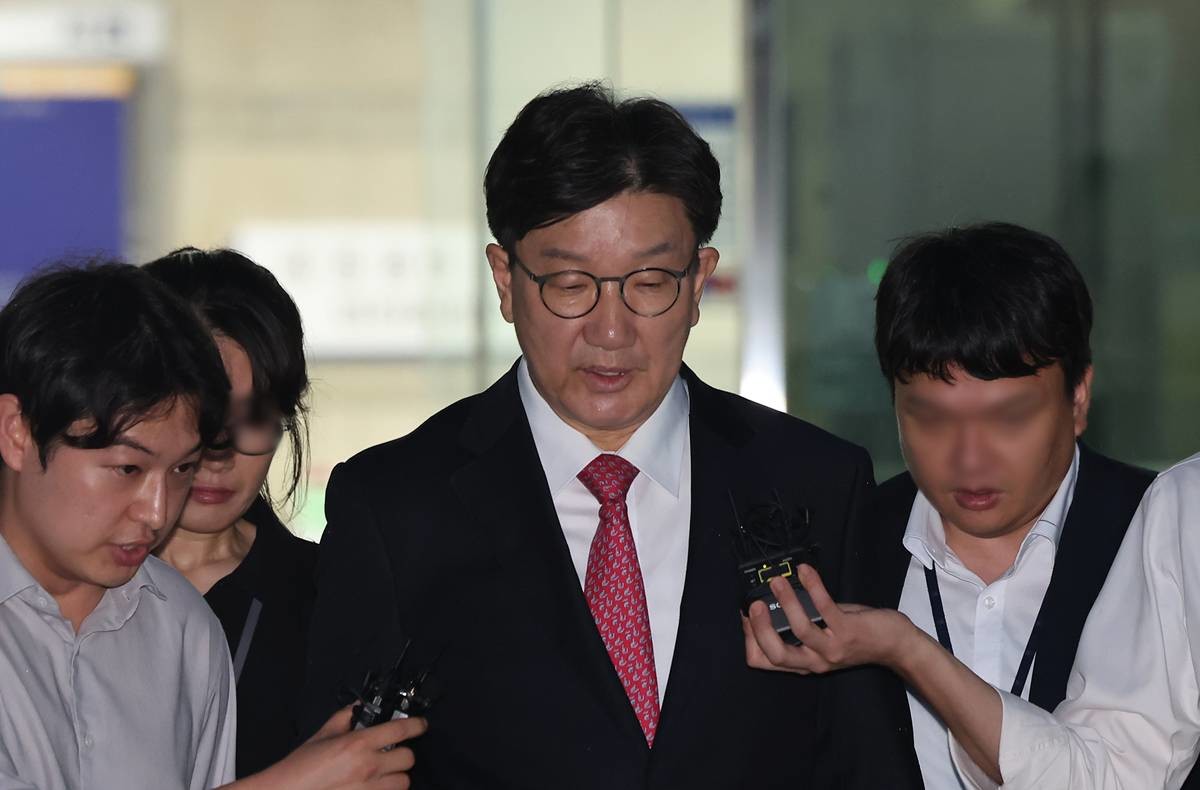 권성동 국민의힘 의원이 지난 16일 오후 서울 서초구 중앙지방법원에서 '통일교 불법 정치자금 수수' 의혹(정치자금법 위반 혐의) 관련 구속 전 피의자 심문(영장실질심사)를 마치고 법원을 나서고 있다 / 뉴스1