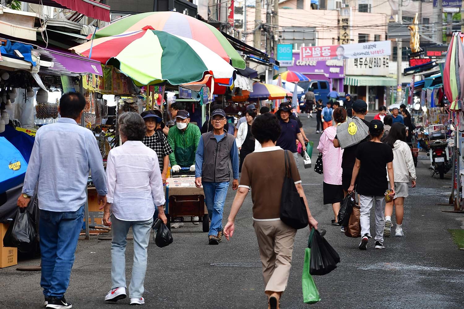 추석 명절을 앞둔 28일 오전 경북 포항시 죽도시장에서 제수용품을 구입하기 나온 시민들로 붐비고 있다. / 뉴스1