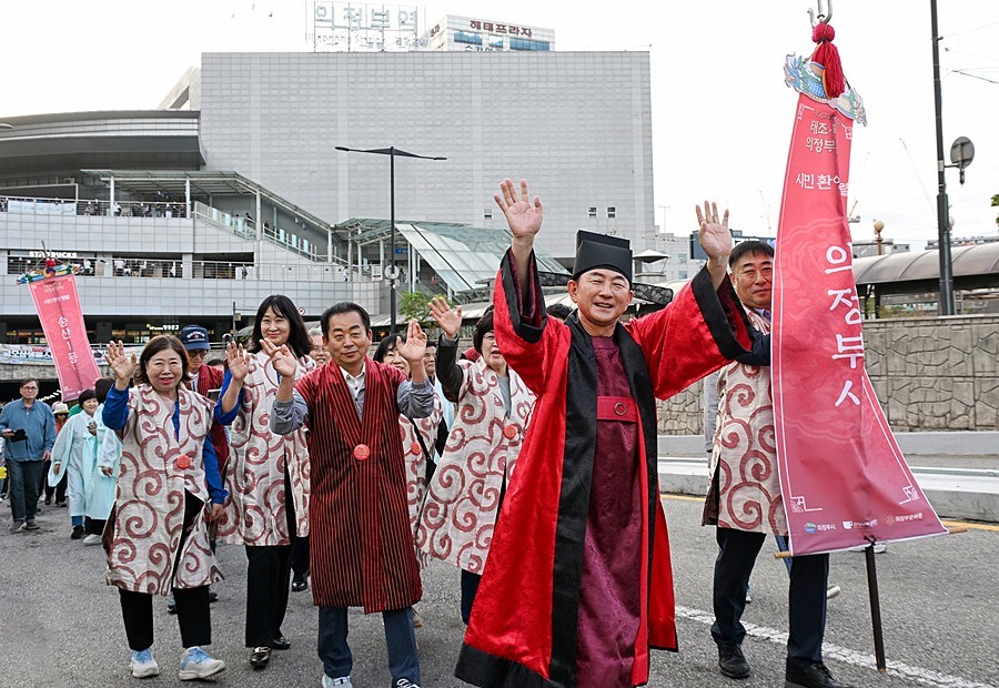 김동근 시장이 9월 28일 ‘제40회 회룡문화제’ 행사의 대표 프로그램인 ‘태조‧태종 의정부행차’에 참여하고 있다