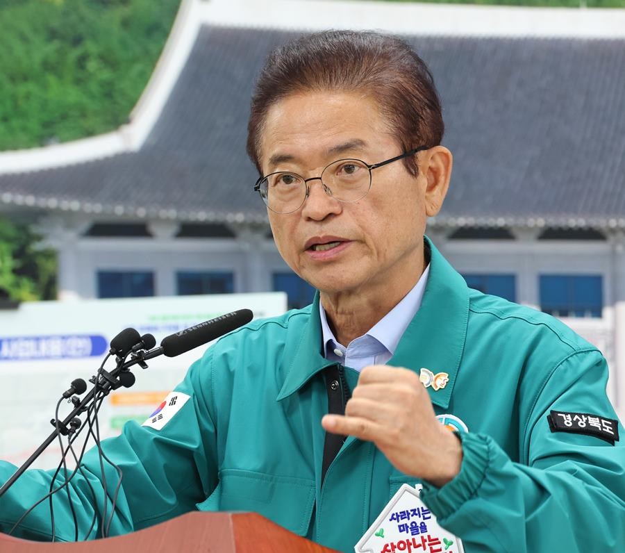 이철우 경북도지사는 29일 도청 브리핑룸에서 '경북 산불 특별법' 제정에 따른 산불 피해복구현황 및 혁신적 재창조 계획을 발표했다./경북도