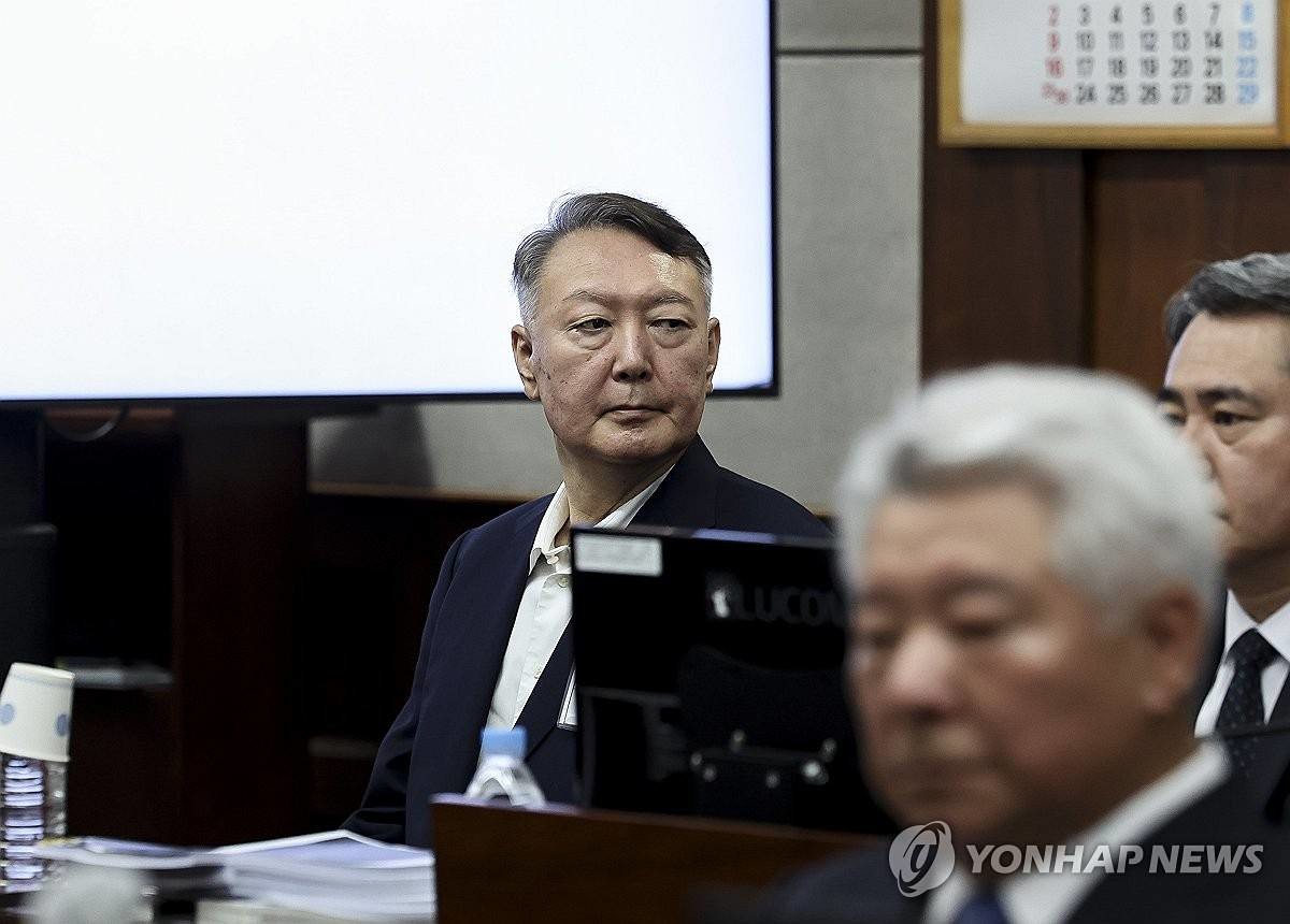 윤석열 전 대통령이 지난 26일 서울 서초구 서울중앙지법에서 열린 특수공무집행방해, 직권남용 권리행사방해 등 혐의 사건 1차 공판에 출석해 있다 / 연합뉴스