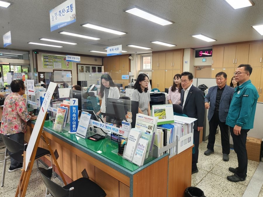 최기문 영천시장이 29일 중앙동 행정복지센터를 방문해 전산 장애로 인한 민원 처리 상황을 확인하고 있다. / 영천시 제공