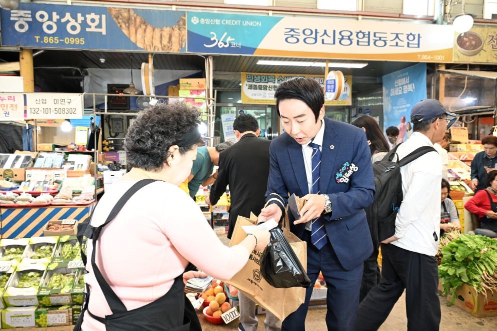 추석맞이 장보기 행사. 임채성 의장 / 세종시의회