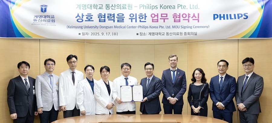계명대 동산의료원과 필립스 코리아 양 기관 관계자들이 의료기기 데이터 통합 플랫폼 기반 스마트 수술실 구축 협약 체결 후 기념촬영을 하고 있다. / 계명대 동산의료원 제공