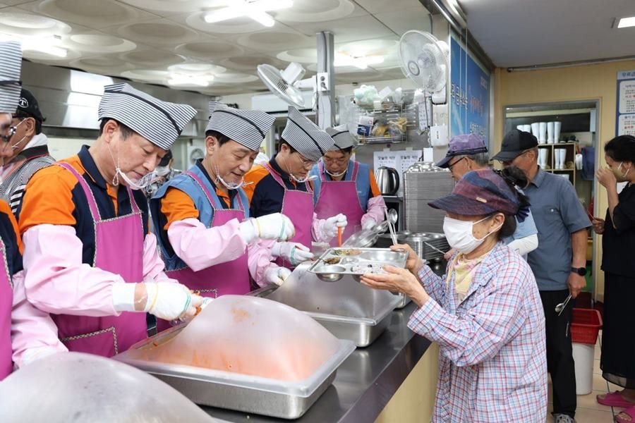 포항제철소 임직원들이 무료급식 봉사를 진행하고 있다./이하 포스코