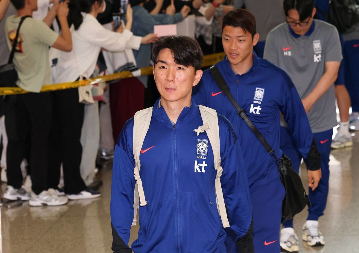 축구 국가대표팀 황인범(왼쪽), 황희찬 선수가 지난 6월 2일 이라크전 원정경기를 하기 위해 인천국제공항을 통해 출국하고 있다 / 뉴스1