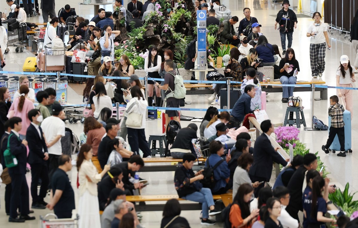 중국인 관광객으로 붐빈 인천공항 / 뉴스1