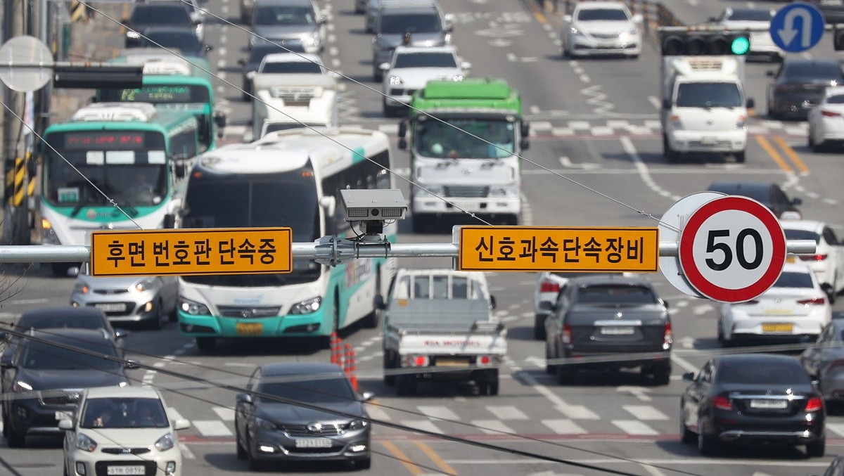 경기 수원시의 한 도로에 후면 번호판 단속 카메라가 설치되어 있는 모습 / 뉴스1