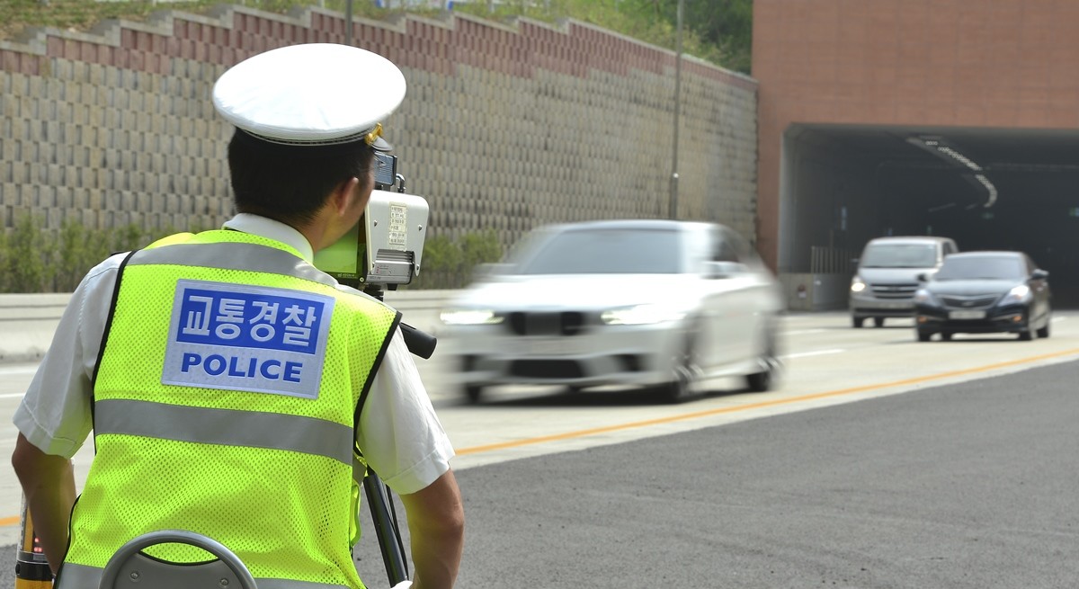 과속 단속 중인 경찰 자료 사진 / 뉴스1