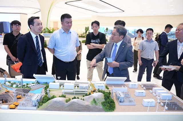 강기정 광주광역시장이 지난 27일(현지시간) 오전 중국 상하이 화웨이 렌추후 연구개발센터 홍보관을 방문해 화웨이한국지사장 등과 AI 기술개발에 대해 논의하고 있다./광주광역시 제공