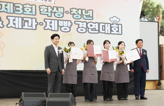 요리, 제과, 제빵 경연 대회 수상자들이 기념 사진을 찍고 있다.