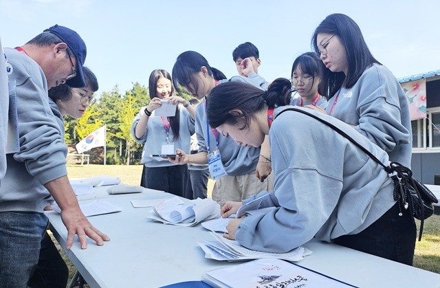 타임캡슐 메시지를 확인하고 있다.
