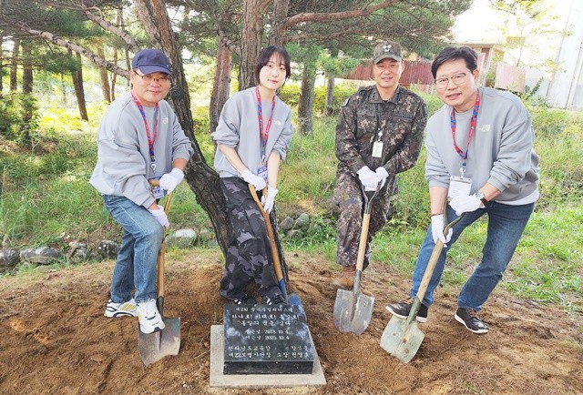 참가자들이 타임캡슐을 발굴하고 있다.