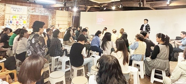 강연후 김태현 강사와 참가 교사들이 질의응답 및 소감을 나누고 있다.