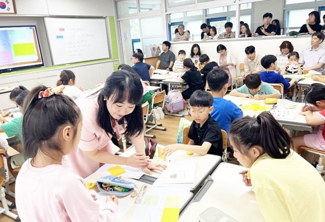 전남교과교육연구회 2025학년도 제3차 수업나눔 연수회가 진행되고 있다.
