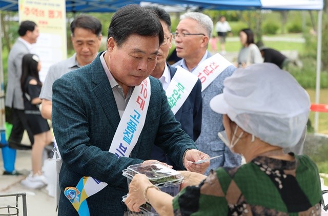 무안로컬푸드 직거래장터를 찾아 황토랑쌀을 홍보하는 김산 군수