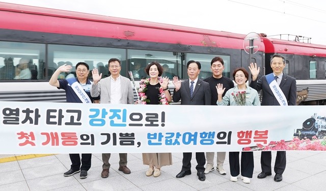 서순선 강진군의회 의장 등 주요 인사들이 기차를 타고 강진을 처음 방문한 탑승객을 환영하고 있다.