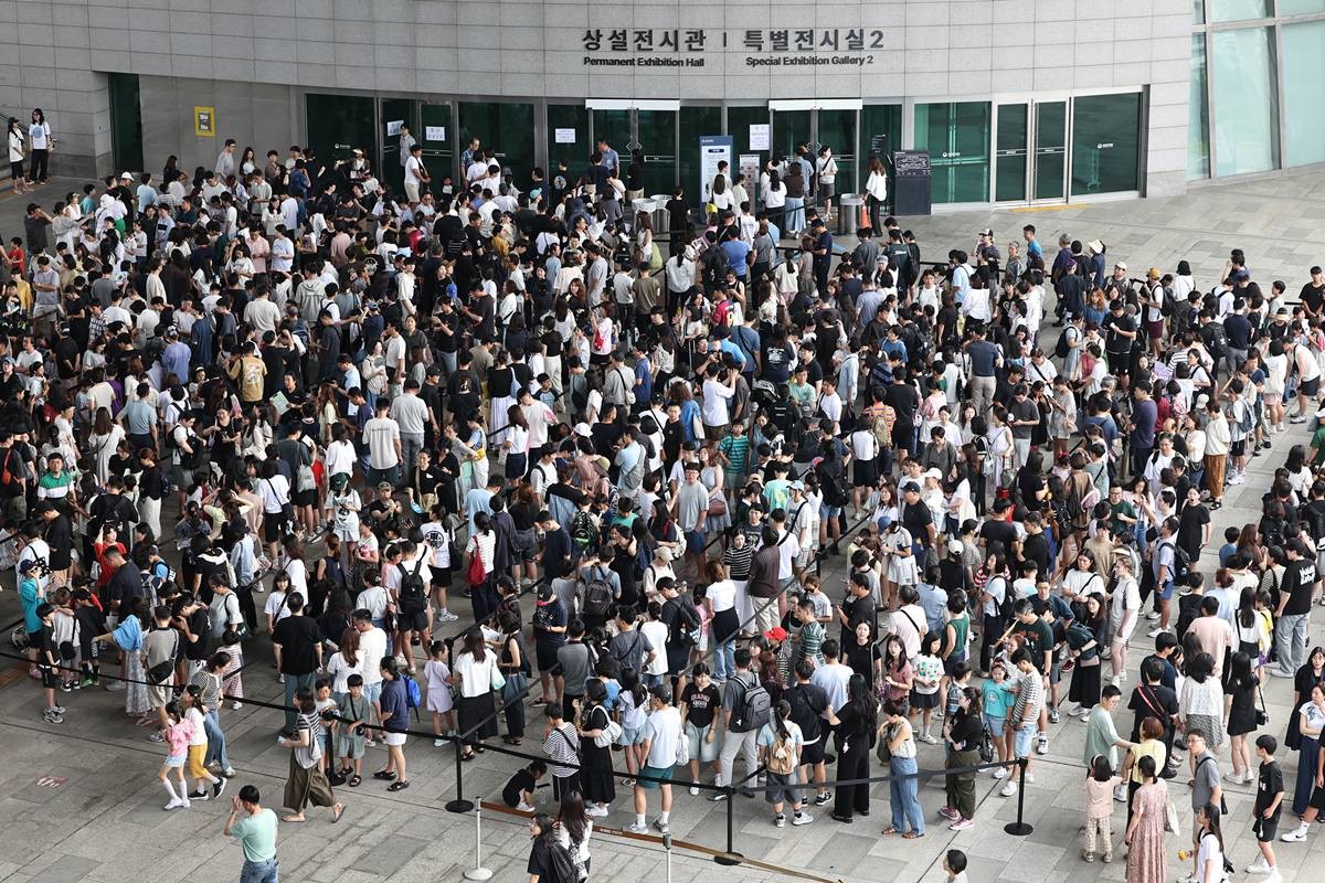 지난 8월 3일 오전 서울 용산구 국립중앙박물관 전시실 앞 광장이 입장을 대기하는 시민들로 북적이고 있다 / 뉴스1