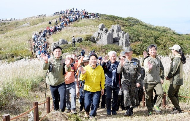 강기정 광주광역시장이 지난 2023년 9월 23일 무등산 서석대 일원에서 열린 '무등산 정상 상시개방 개통식'에 참석해 시민들과 인왕봉으로 오르고 있다./광주광역시 제공