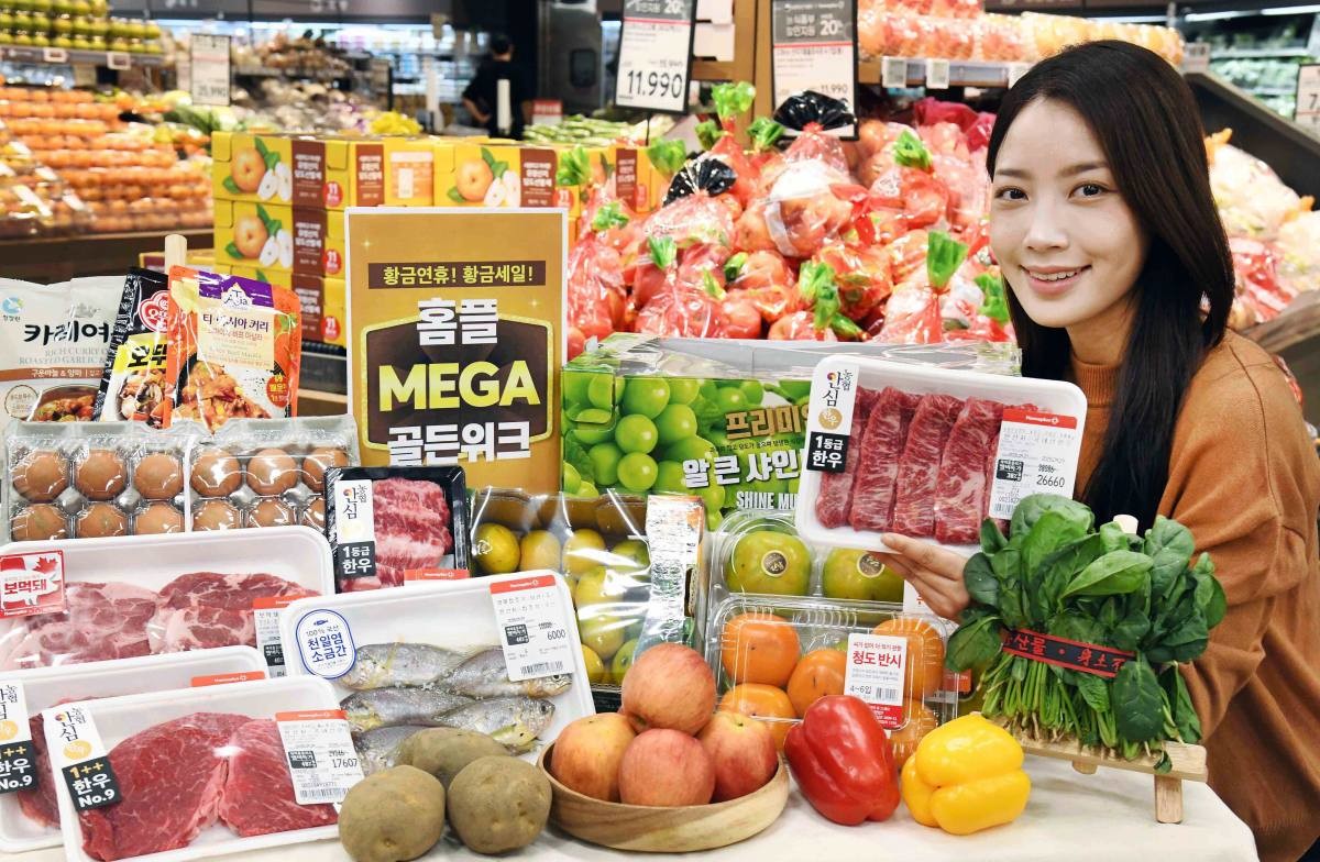 홈플러스가 추석 연휴를 맞아 오는 10월 1일부터 '홈플 MEGA 골든위크'를 개최한다고 30일 밝혔다. 모델이 30일 서울 강서구 홈플러스 메가 푸드 마켓 라이브 강서점에서 '홈플 MEGA 골든위크' 행사 상품을 소개하고 있다. / 뉴스1