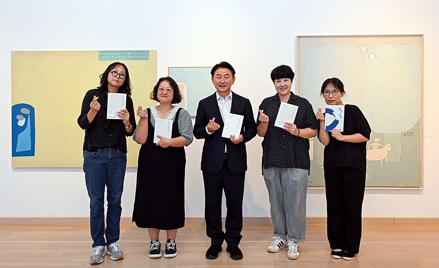 김동근 시장이 9월 29일 백영수미술관에서 ‘공간과 장소’를 함께 읽는 독서모임을 열고, 참가 시민들과 기념사진을 찍고 있다