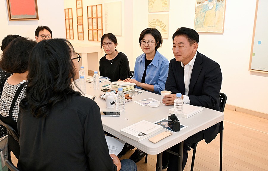 김동근 시장이 9월 29일 백영수미술관에서 시민들과 ‘공간과 장소’를 함께 읽는 독서모임을 진행하고 있다