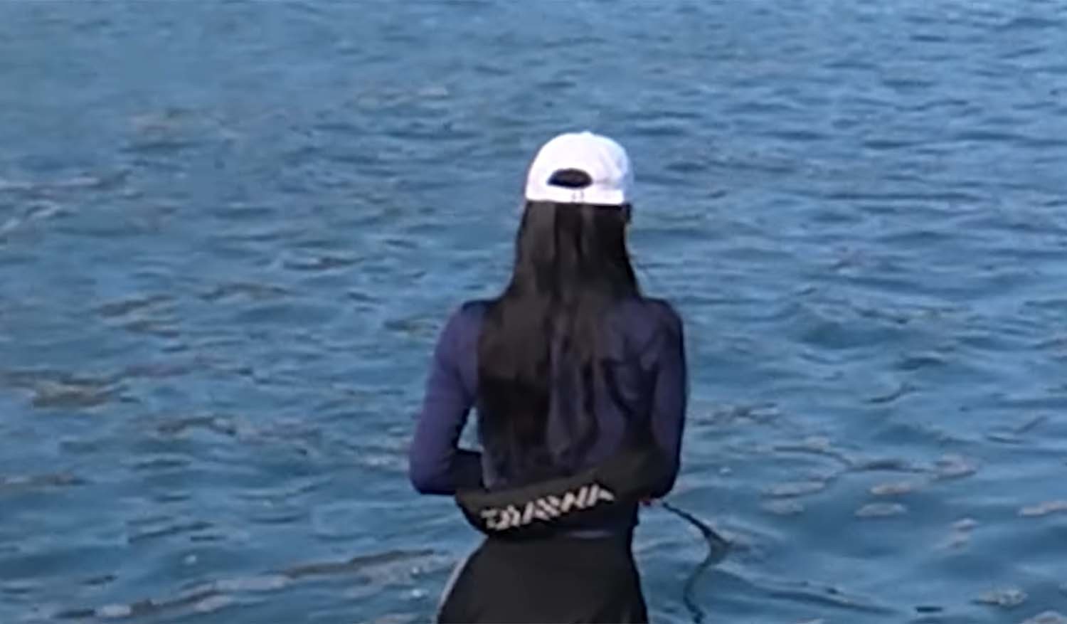 유튜버 한다올이 투망을 던지는 모습. / '까망형' 유튜브