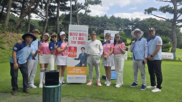 “제11회 한국로타리총재단 친선.자선 골프대회에서  아이넷방송그룹 박준희회장은 국제로타리3661지구 문정 황인재 총재와 함께하는 폴리오 폴리스 1대1 매칭 고액 기부에 자원봉사자들과 함께 기념 촬영” / 사진제공=아이넷방송그룹