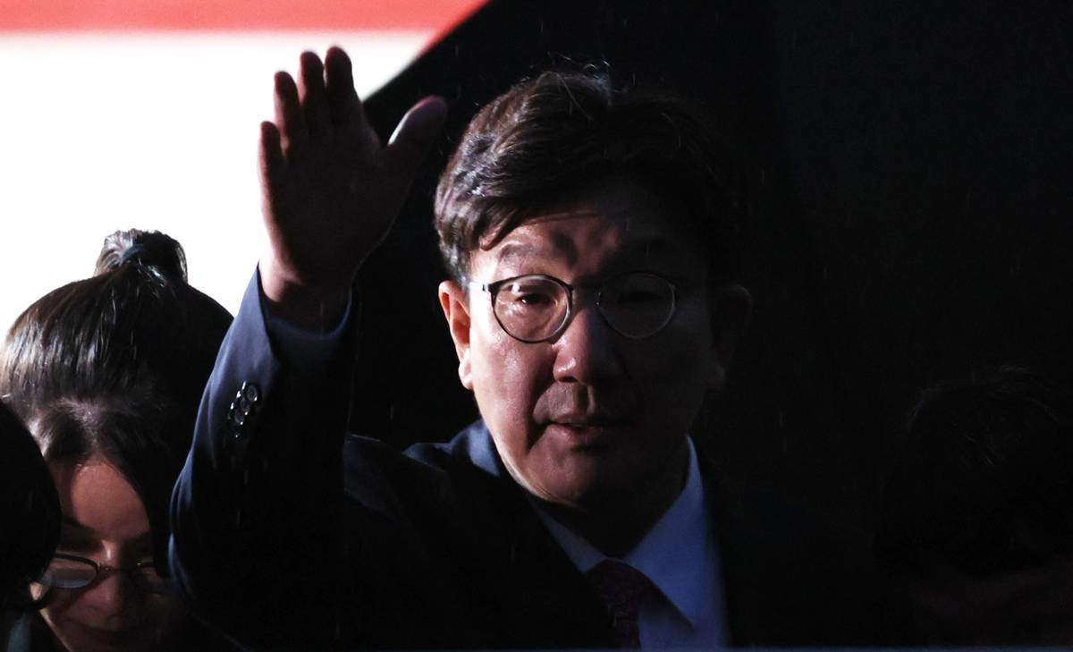 권성동 국민의힘 의원이 지난 16일 오후 서울 서초구 중앙지방법원에서 '통일교 불법 정치자금 수수' 의혹(정치자금법 위반 혐의) 관련 구속 전 피의자 심문(영장실질심사)를 마치고 나오고 있다 / 뉴스1