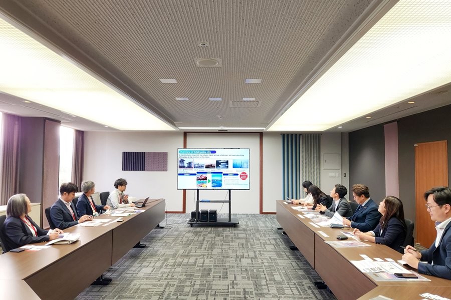 대구 달성군이 일본현지에서 관광객 유치를 위한 총력전을 펼쳤다.사진은 ２2일 일본 4대 공업도시 기타큐슈시청을 방문한 달성군청 관계자들.   / 대구 달성군 제공